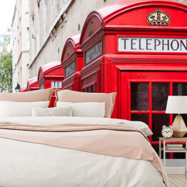 Tradycyjne czerwone budki telefoniczne w Londynie