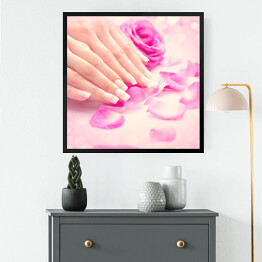 Obraz w ramie Kobiece dłonie w różowych płatkach róż