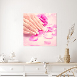 Plakat samoprzylepny Kobiece dłonie w różowych płatkach róż