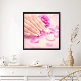 Obraz w ramie Kobiece dłonie w różowych płatkach róż