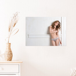 Plakat Piękna seksowna kobieta obejmująca klatkę piersiową