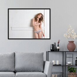 Plakat w ramie Piękna seksowna kobieta obejmująca klatkę piersiową