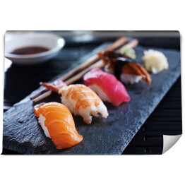 Kolorowe sushi na desce
