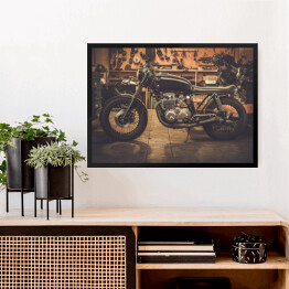 Obraz w ramie Vintage motocykl na drewnianym podeście w garażu