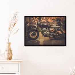 Vintage motocykl na drewnianym podeście w garażu