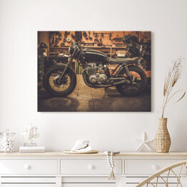 Obraz na płótnie Vintage motocykl na drewnianym podeście w garażu