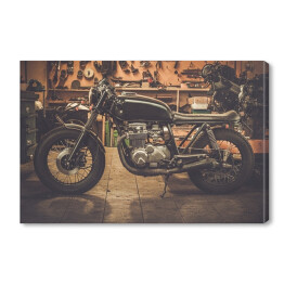 Vintage motocykl na drewnianym podeście w garażu