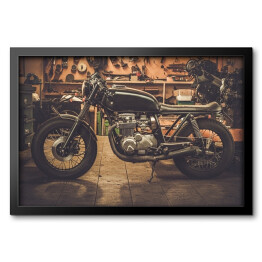 Obraz w ramie Vintage motocykl na drewnianym podeście w garażu
