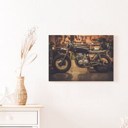 Obraz na płótnie Vintage motocykl na drewnianym podeście w garażu