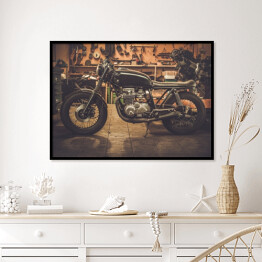 Plakat w ramie Vintage motocykl na drewnianym podeście w garażu