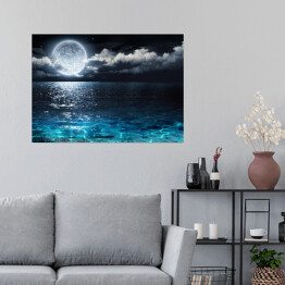 Plakat samoprzylepny Romantyczna i malownicza panorama podczas pełni księżyca na morzu