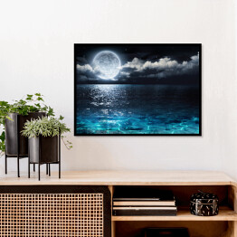 Plakat w ramie Romantyczna i malownicza panorama podczas pełni księżyca na morzu
