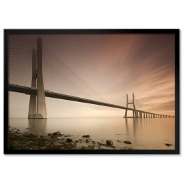 Plakat w ramie Portugalski most Vasco da Gama w beżowych barwach
