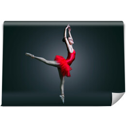 Piękna baletnica w czerwonej sukni