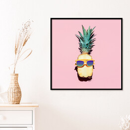 Plakat w ramie Ananas - hipster w okularach na różowym tle