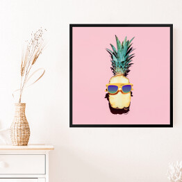 Obraz w ramie Ananas - hipster w okularach na różowym tle