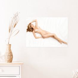 Plakat Młoda wysoka kobieta leżąca na łóżku