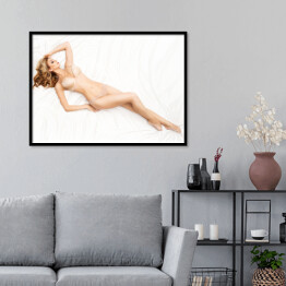 Plakat w ramie Młoda wysoka kobieta leżąca na łóżku