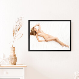 Obraz w ramie Młoda wysoka kobieta leżąca na łóżku