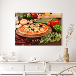 Obraz na płótnie Pizza z szynką, pieczarkami i oliwkami na desce