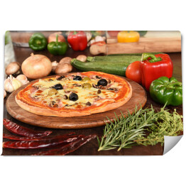 Fototapeta Pizza z szynką, pieczarkami i oliwkami na desce
