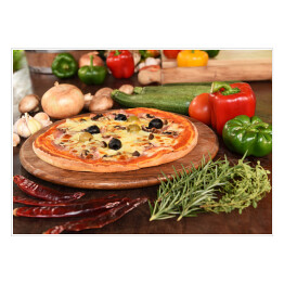 Pizza z szynką, pieczarkami i oliwkami na desce