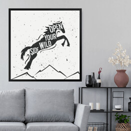 Obraz w ramie Skaczący koń i góry