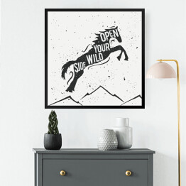 Obraz w ramie Skaczący koń i góry