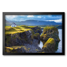 Obraz w ramie Islandzki dom na skałach