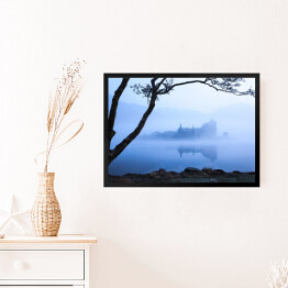 Obraz w ramie Widok z oddali na Szkocki Zamek Kilchurn we mgle