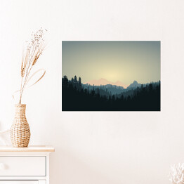 Plakat samoprzylepny Ciemny las na tle gór w trakcie wschodu słonca