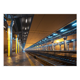Plakat samoprzylepny Stacja kolejowa w nocy - peron we mgle
