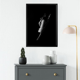 Obraz w ramie Ballerina Black and White. Baletnica w skoku fotografia czarno biała