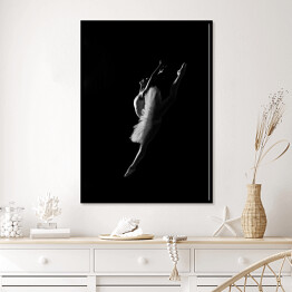 Plakat w ramie Ballerina Black and White. Baletnica w skoku fotografia czarno biała