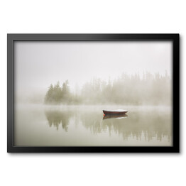 Obraz w ramie Łódka na jeziorze we mgle