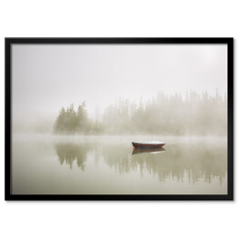 Plakat w ramie Łódka na jeziorze we mgle