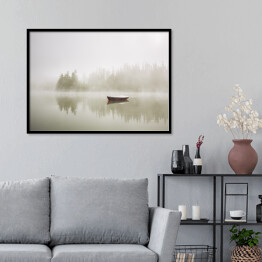 Plakat w ramie Łódka na jeziorze we mgle
