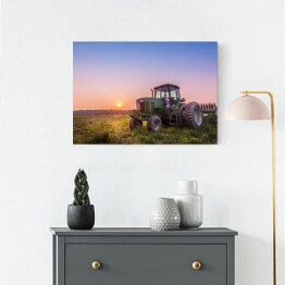 Obraz na płótnie Ciągnik w polu gospodarstwa rolnego o zmierzchu
