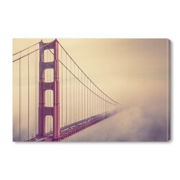 Golden Gate znikające w oddali we mgle