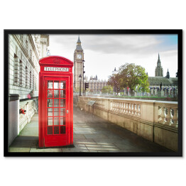 Plakat w ramie Big Ben i czerwona budka telefoniczna w Londynie przy zabytkowym budynku