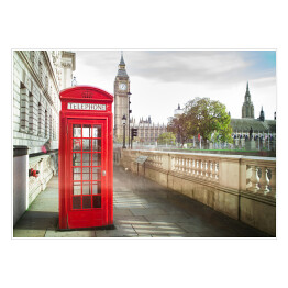 Plakat samoprzylepny Big Ben i czerwona budka telefoniczna w Londynie przy zabytkowym budynku