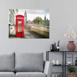 Plakat samoprzylepny Big Ben i czerwona budka telefoniczna w Londynie przy zabytkowym budynku