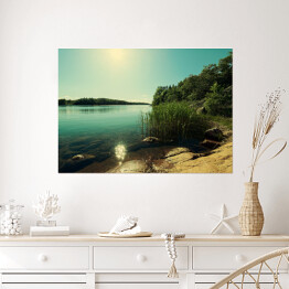Plakat samoprzylepny Piękne wybrzeże z połyskującą taflą jeziora