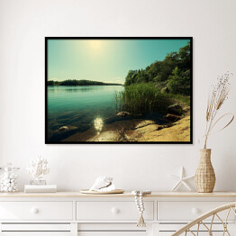 Plakat w ramie Piękne wybrzeże z połyskującą taflą jeziora