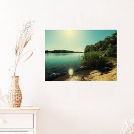 Plakat samoprzylepny Piękne wybrzeże z połyskującą taflą jeziora