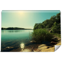 Fototapeta samoprzylepna Piękne wybrzeże z połyskującą taflą jeziora
