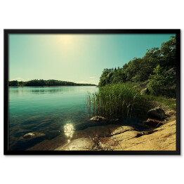 Plakat w ramie Piękne wybrzeże z połyskującą taflą jeziora
