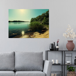 Plakat Piękne wybrzeże z połyskującą taflą jeziora