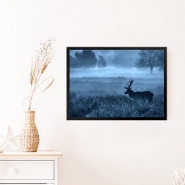 Obraz w ramie Krajobraz z jeleniem na polanie we mgle o zmierzchu