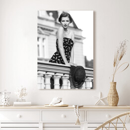 Obraz klasyczny Młoda kobieta na balkonie. Czarno biała fotografia